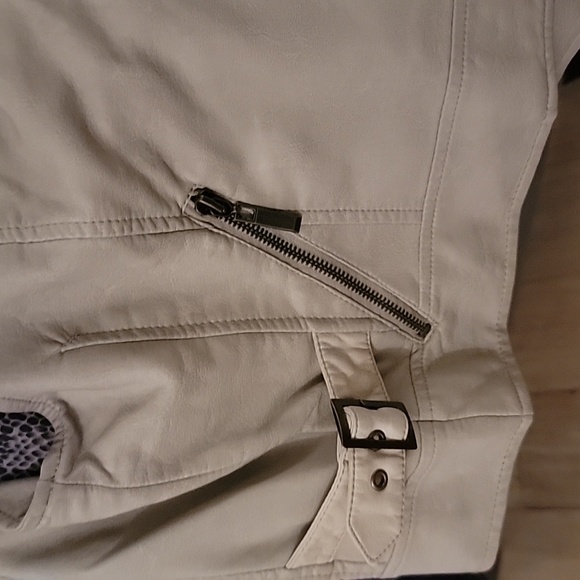 BKE vest with cute back detail. Size medium. Cream faux leather. - Picture 6 of 8